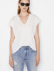 Frame Le Mid Rise V Neck Tee in Blanc