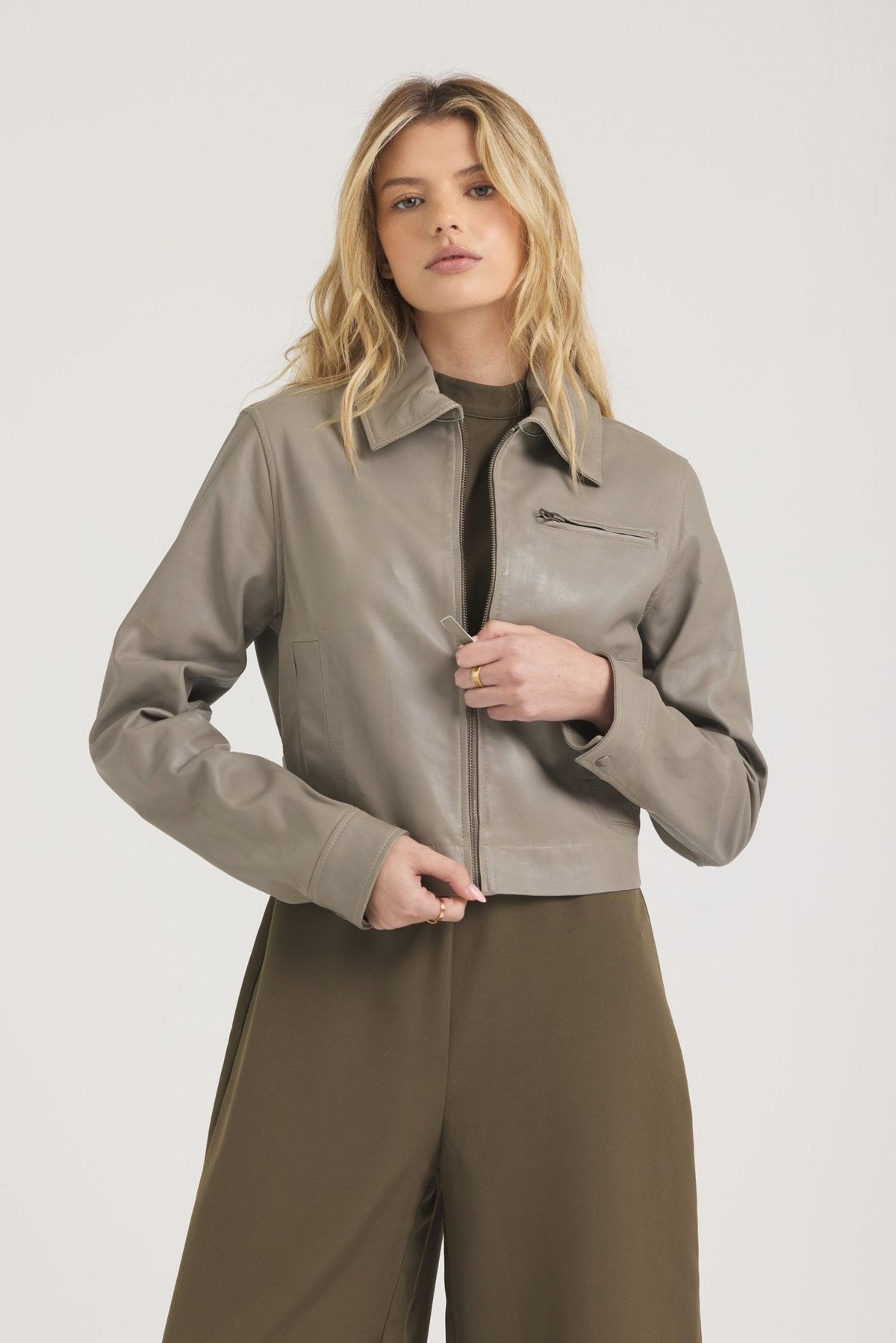Jakett Moira Patina Leather in Taupe