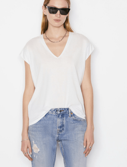 Frame Le Mid Rise V Neck Tee in Blanc